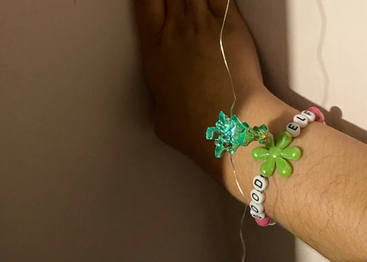 good elf beaded elastic bracelet