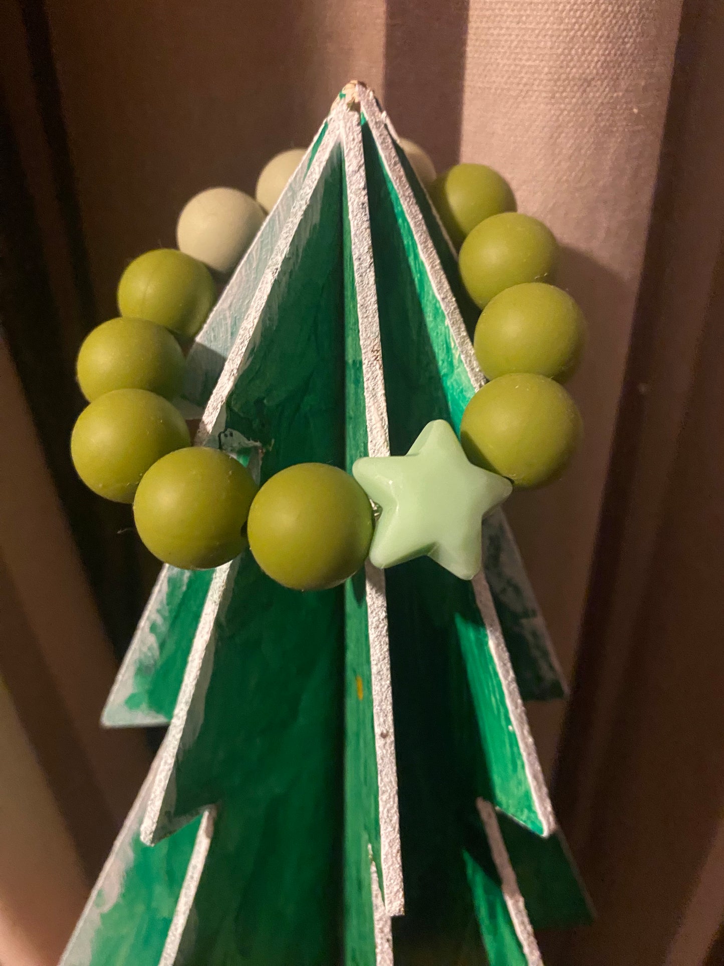 Green star silicone beaded elastic bracelet