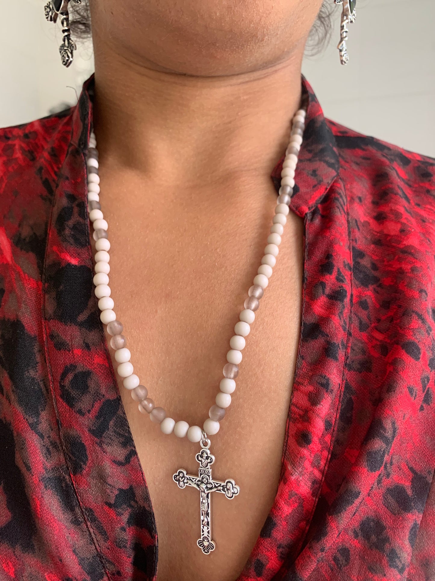 Crucifix beaded elastic necklace
