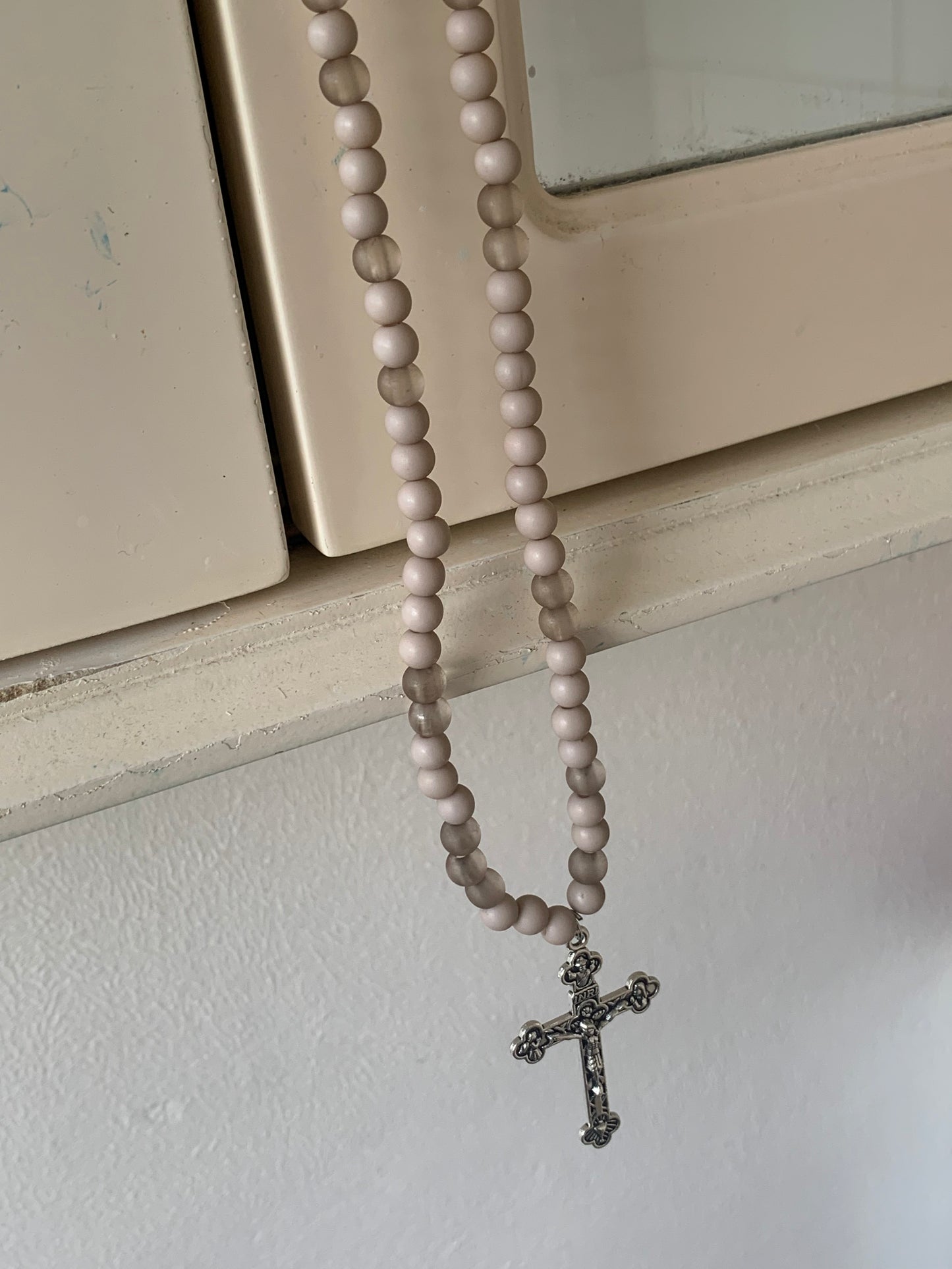 Crucifix beaded elastic necklace
