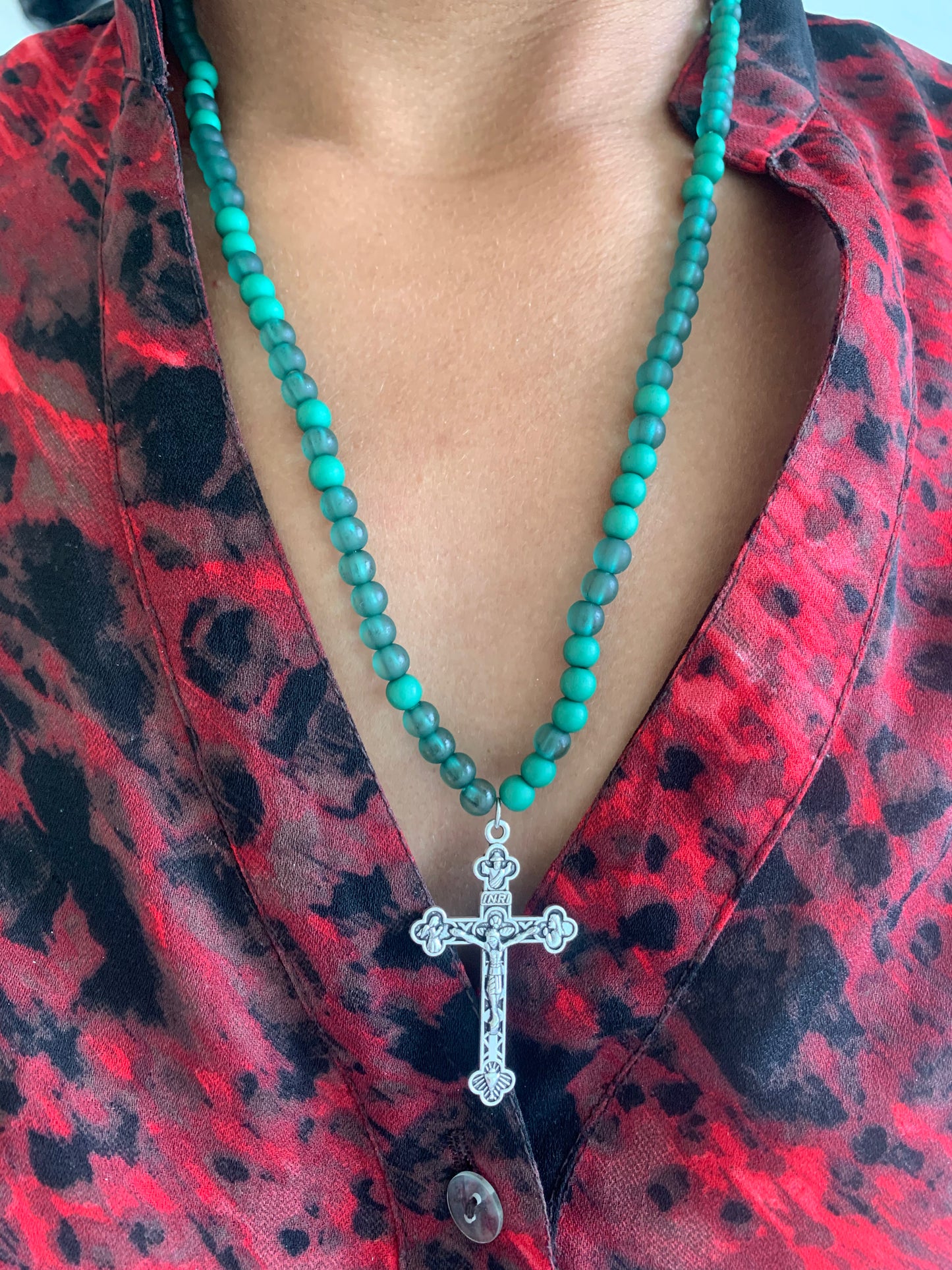 Crucifix beaded elastic necklace