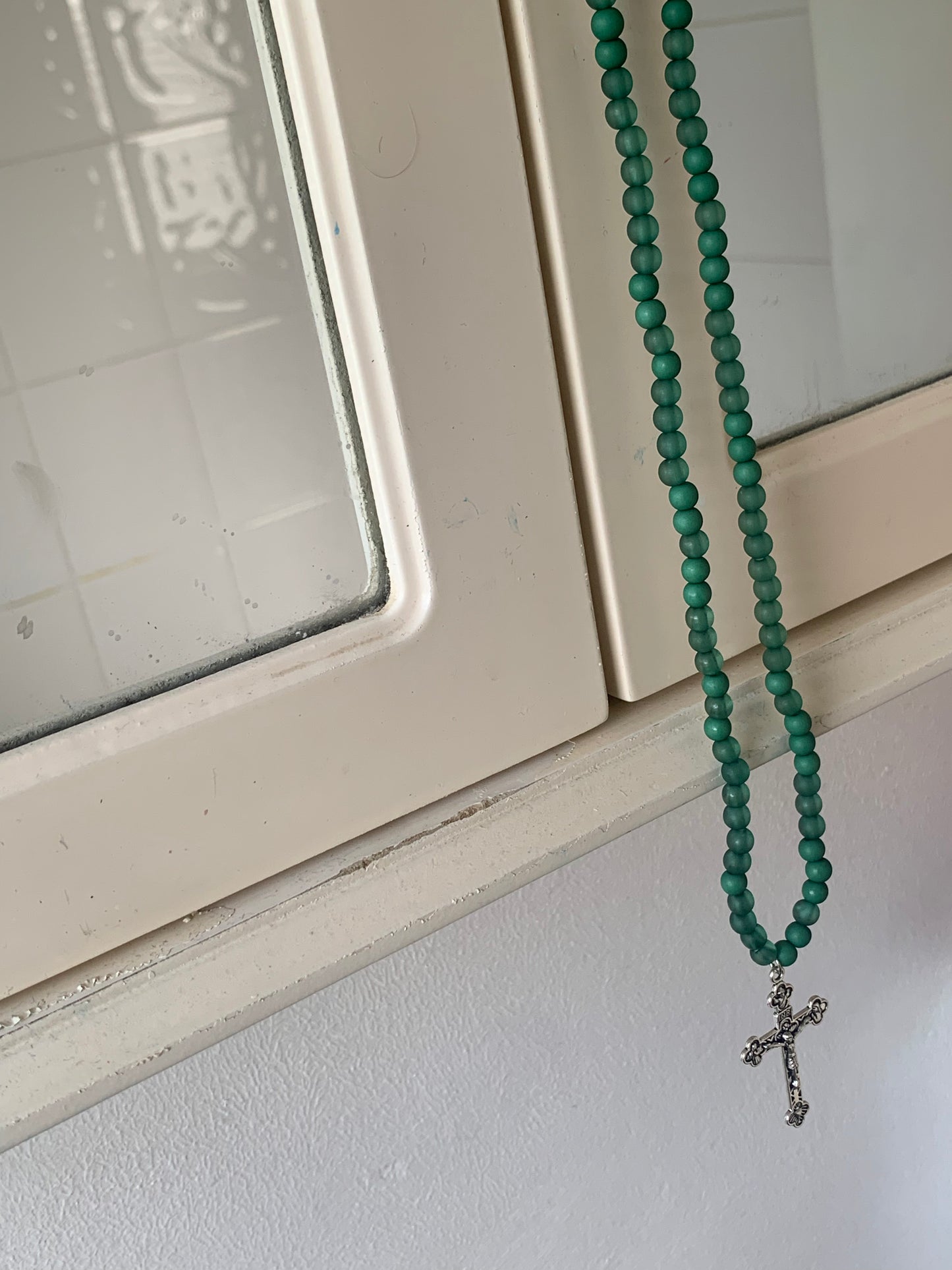 Crucifix beaded elastic necklace